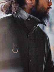 ワックス加工の質感とDリングディテールのクローズアップ