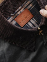 ワックス加工の質感とDリングディテールのクローズアップ