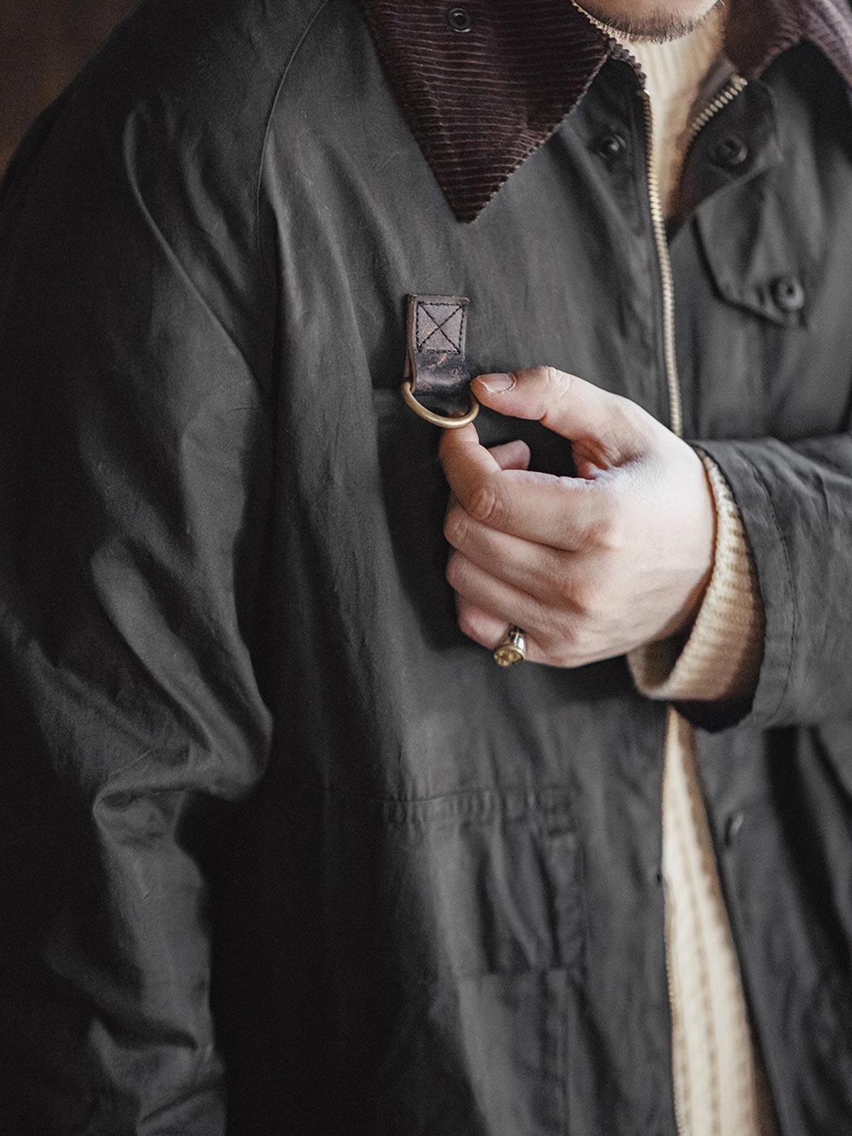 ワックス加工の質感とDリングディテールのクローズアップ