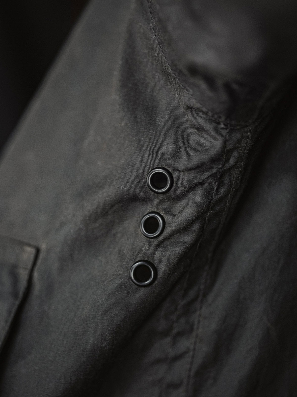 ワックス加工の質感とDリングディテールのクローズアップ