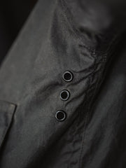 ワックス加工の質感とDリングディテールのクローズアップ