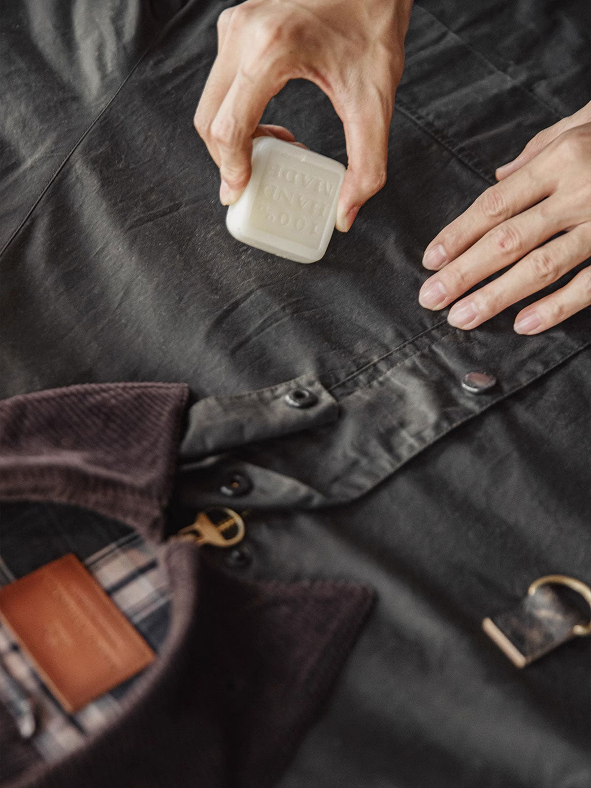 ワックス加工の質感とDリングディテールのクローズアップ