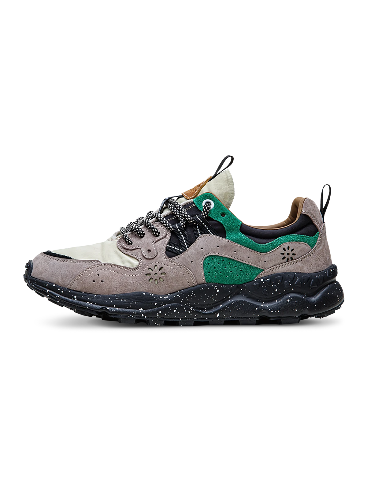 墨散らしアートが施されたナチュラルカラーの厚底ランニングシューズ