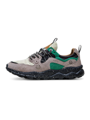 墨散らしアートが施されたナチュラルカラーの厚底ランニングシューズ