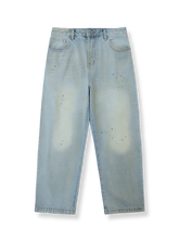 スプラッターデザインのワイドデニムパンツ