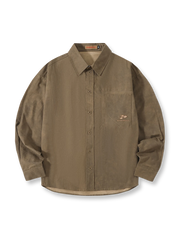 スプレー加工長袖シャツの全体正面画像、スプレー加工の質感と高密度ツイル素材のディテール。