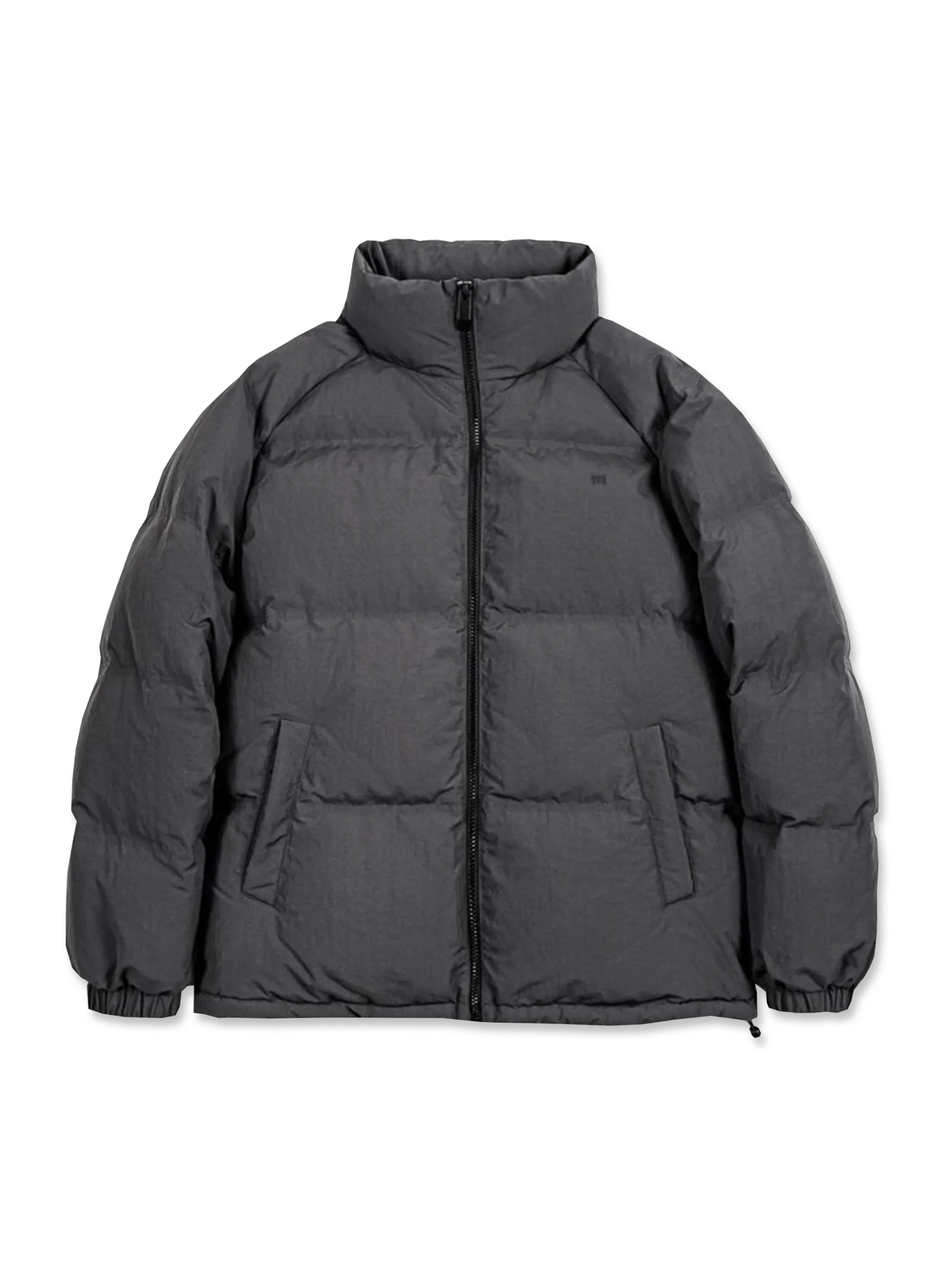 スタンドカラーと90%ホワイトダックダウンを使用し、防風・撥水性能に優れた冬用ジャケット。軽量で高い蓄熱性と快適な着心地を実現。