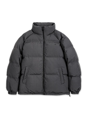 スタンドカラーと90%ホワイトダックダウンを使用し、防風・撥水性能に優れた冬用ジャケット。軽量で高い蓄熱性と快適な着心地を実現。