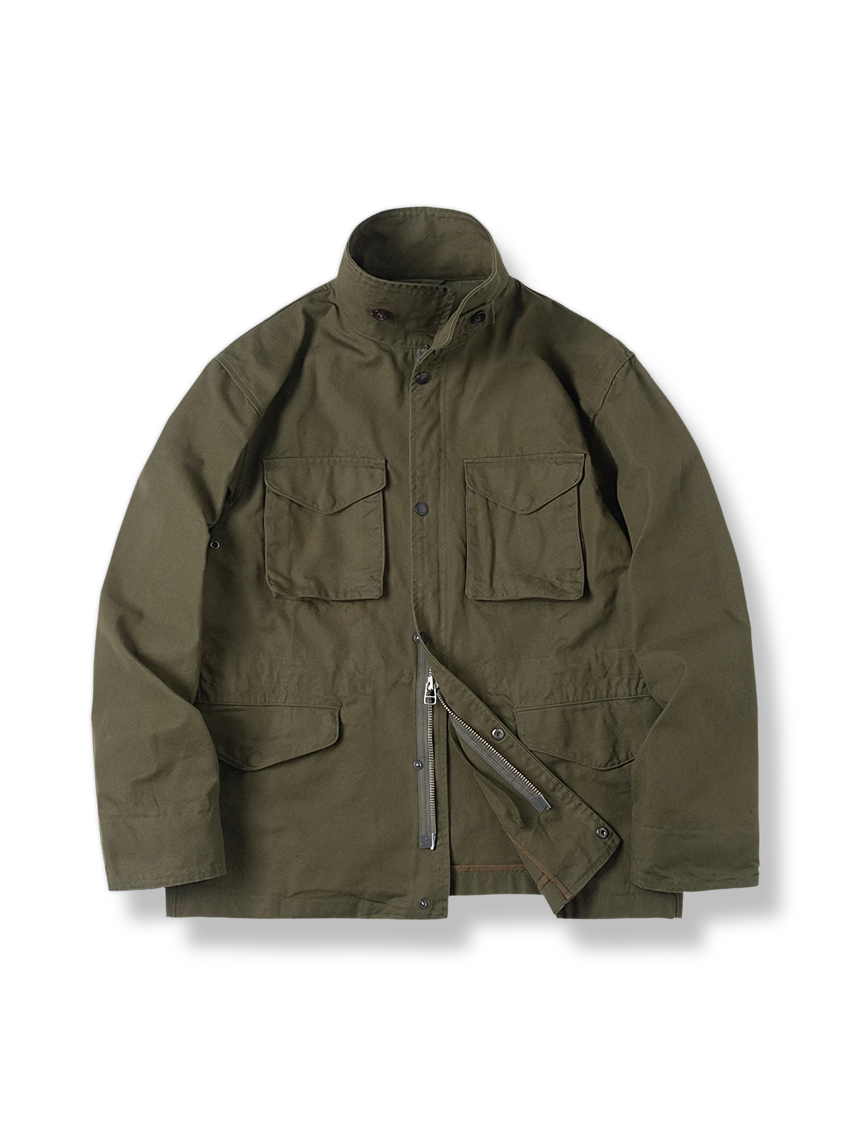 スタンドカラーとゆったりフィットが特徴のコットンM-65ジャケット。