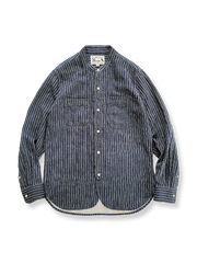 リネン混紡素材とブルーストライプが映えるスタンドカラーレトロシャツ