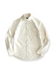 リネン混紡素材で立ち襟デザインの軽やかな長袖シャツ。