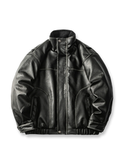 スタンドカラーと中綿裏地を備えたPUレザーライダースジャケット。