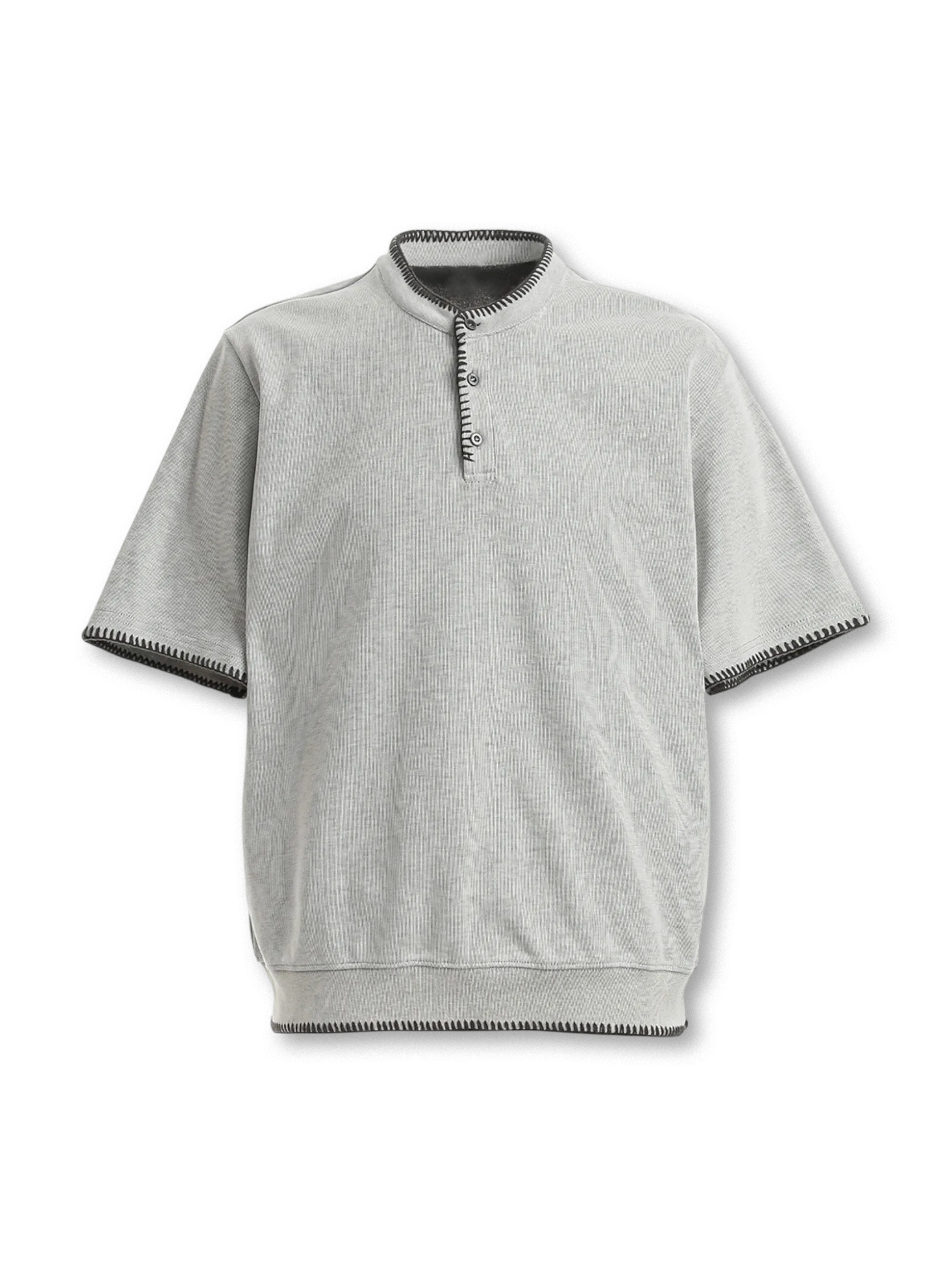 ステッチエッジヘンリーネックポロシャツの全身ビュー、首元と袖口のステッチディテールを強調。