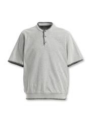 ステッチエッジヘンリーネックポロシャツの全身ビュー、首元と袖口のステッチディテールを強調。