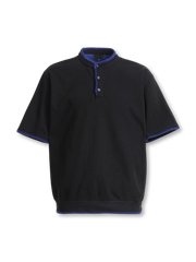 ステッチエッジヘンリーネックポロシャツの全身ビュー、首元と袖口のステッチディテールを強調。