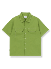 コントラストステッチとワークポケットを配したナイロンワークシャツ。