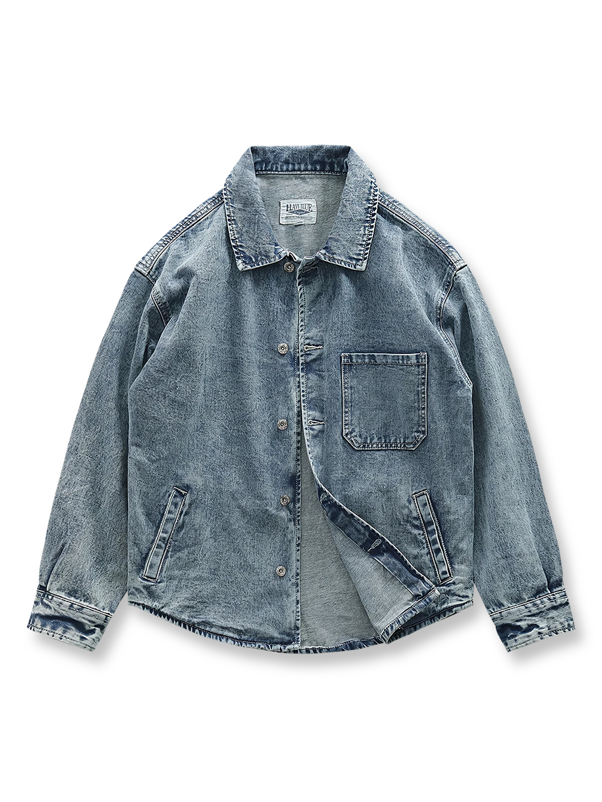 ストーンウォッシュと酵素洗いを施したゆったりシルエットのデニムシャツ。