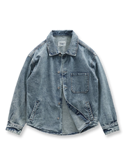 ストーンウォッシュと酵素洗いを施したゆったりシルエットのデニムシャツ。