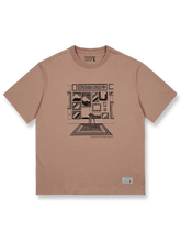 線画と色ブロックのヴィンテージプリントが施されたコットンTシャツ。