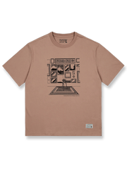 線画と色ブロックのヴィンテージプリントが施されたコットンTシャツ。