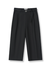 ベルト付きのワイドストレートシルエットが特徴のブラックテクスチャードパンツの全体像。