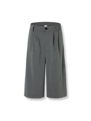 ストレートドレープクロップドパンツ。