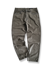 ストレートフィットとダブルステッチ、複数ポケットが特徴の鉱山作業インスパイアデニムパンツの全体像。