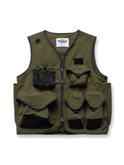 撥水加工を施した多機能アウトドアベストの正面画像。多彩なポケットとフロントジッパーデザインが特徴。