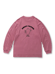 ウォーターメロンレッドのアクセントとユーモラスなイラストが特徴のストリートロゴ長袖Tシャツ。ゆったりシルエットで快適な着心地を提供し、ワークパンツやデニムとの相性も良い。