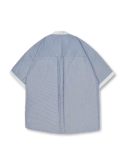 ブルー&ホワイトストライプスタンドカラーシャツの全身ビュー、立ち襟とストライプ柄を強調。