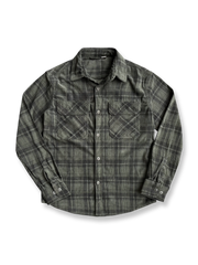 ストライプ入りチェック柄のコーデュロイシャツで柔らかな質感を楽しむ