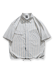 ストライプ柄とドローストリング裾が特徴の半袖シャツ。