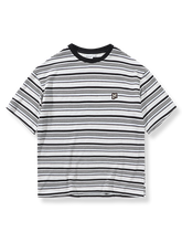 黒白ストライプと胸パッチが特徴のクルーネックTシャツ。