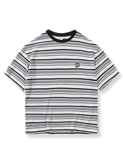 黒白ストライプと胸パッチが特徴のクルーネックTシャツ。