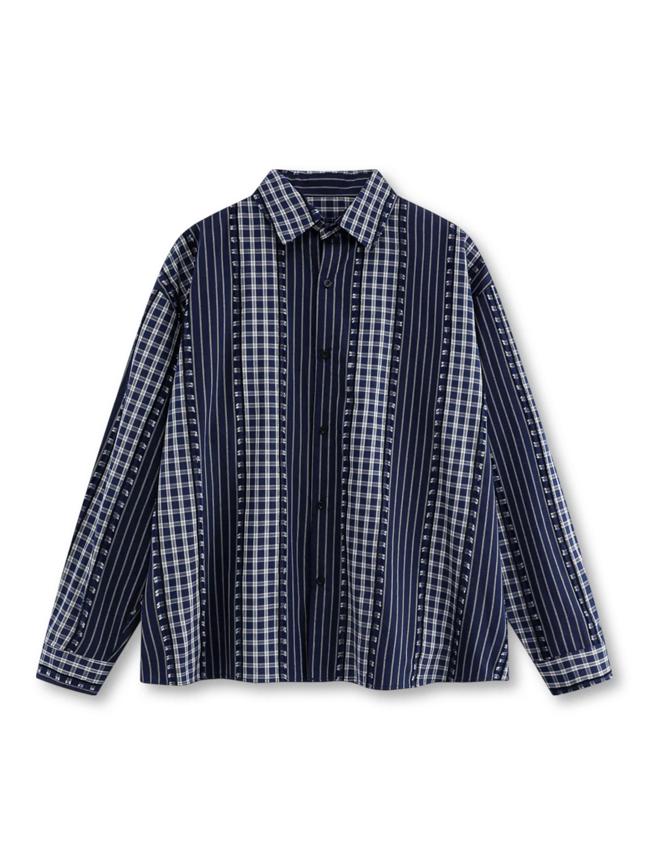 縦ストライプ柄のパッチワークと比翼仕立てが特徴のオーバーサイズ長袖シャツ、軽量ナイロン裏地付き