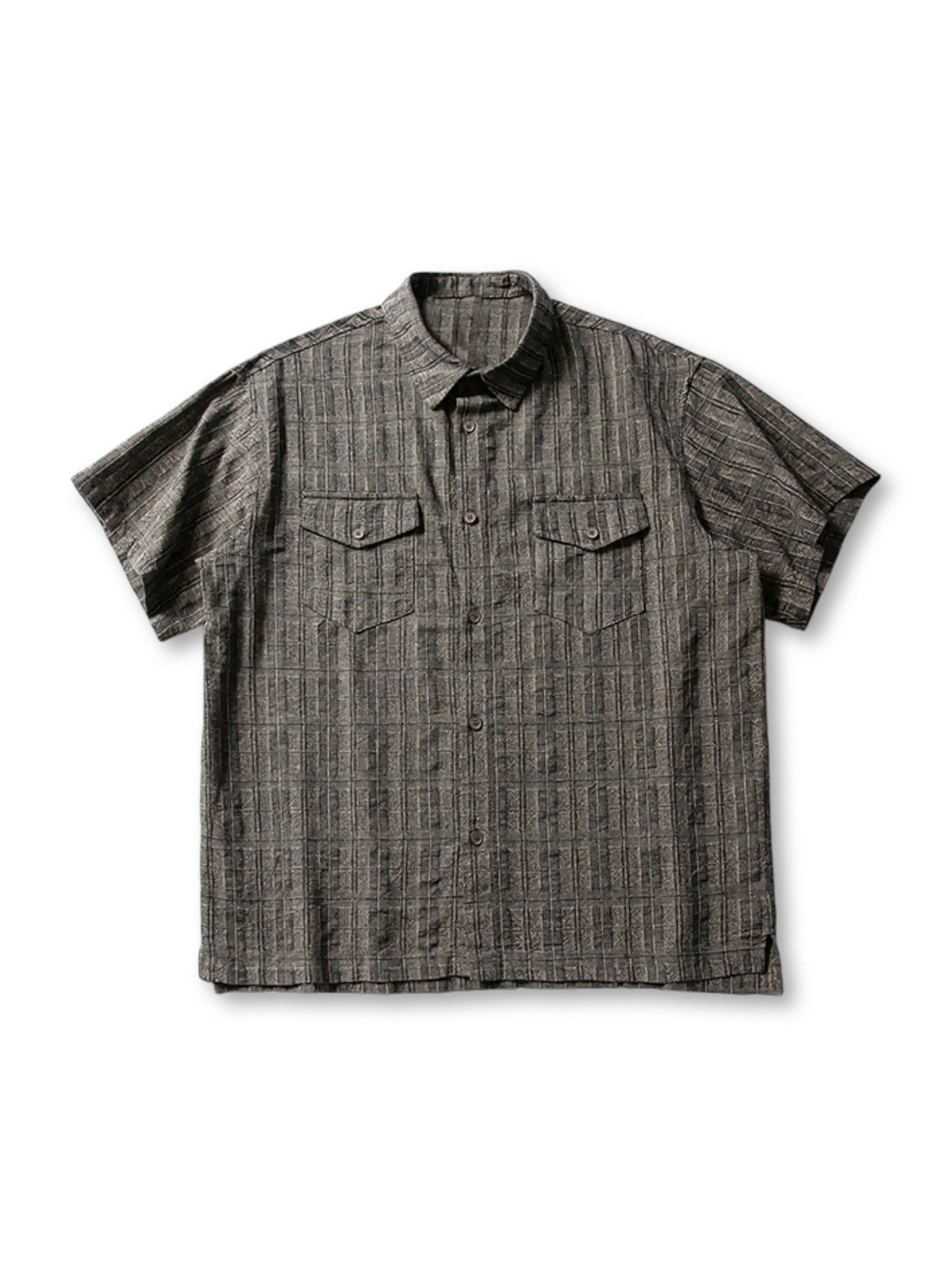 立体的なストライプ柄とフラップポケットが特徴のコットン100%半袖シャツ。快適な着心地で多用途に活躍。