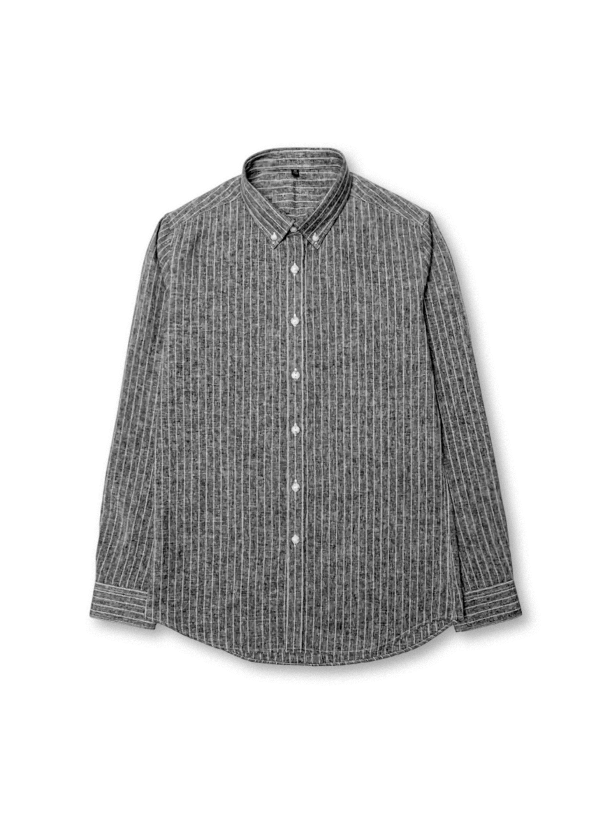 滑らかでひんやりとした生地とスリムシルエットが特徴のストライプシャツ。ビジネスからカジュアルまで対応。