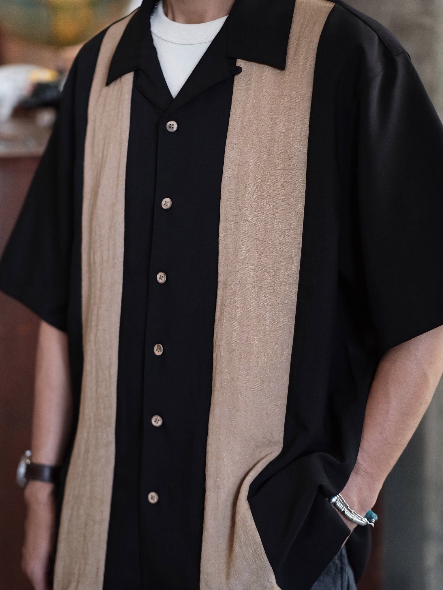 異素材のストライプ切り替えと特注ボタンが特徴のキューバ襟シャツ