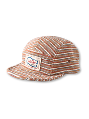 多色ストライプ100%コットン製五枚パネル平ツバキャップ。調節可能サイズとアルファベット布ラベル付き。