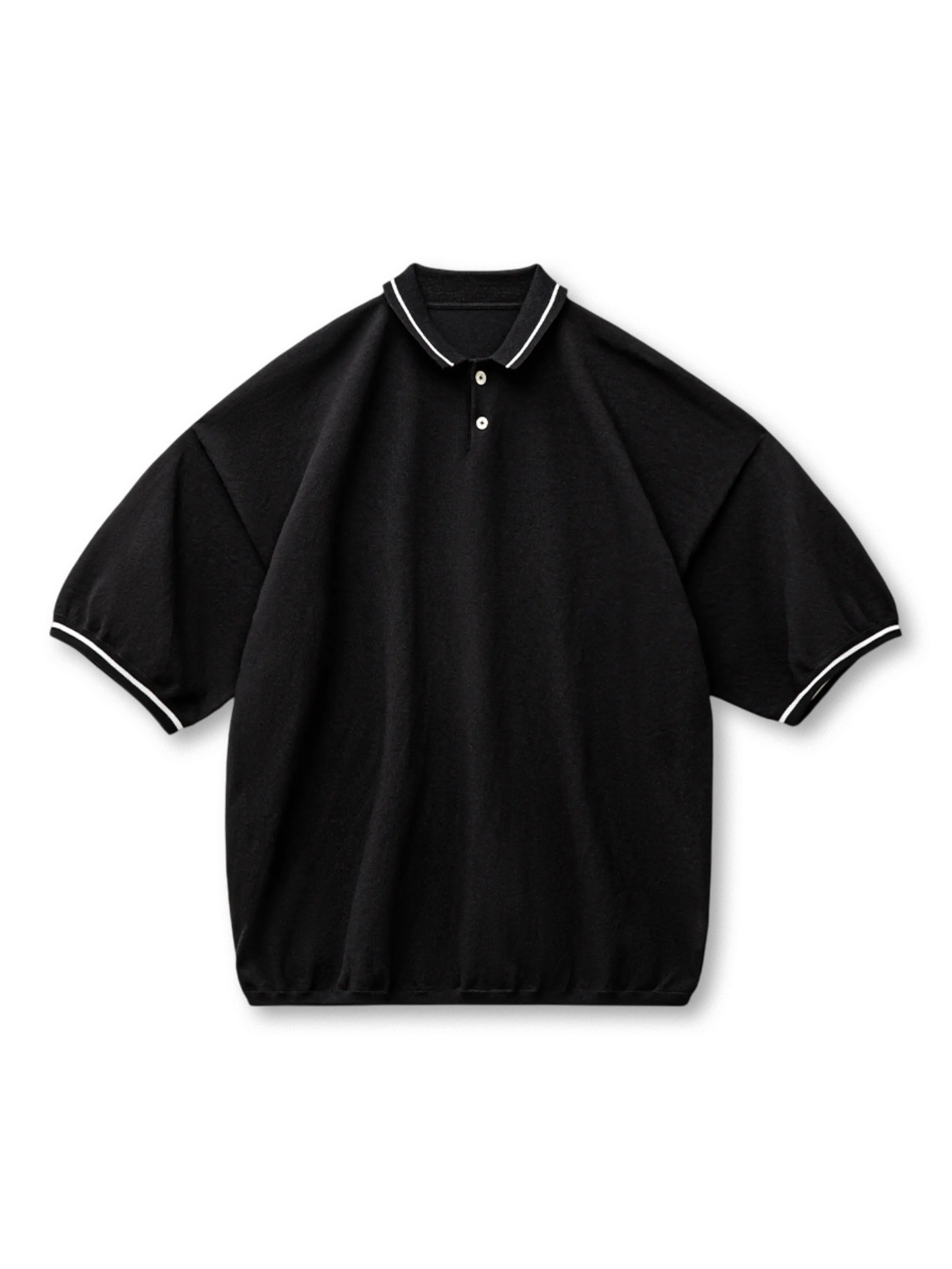 ドロップショルダーのオーバーサイズポロシャツ。幅広のボーダー襟と袖口がスポーツテイストをプラスし、速乾性ニット素材で日常からレイヤードまで対応。