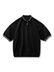 ドロップショルダーのオーバーサイズポロシャツ。幅広のボーダー襟と袖口がスポーツテイストをプラスし、速乾性ニット素材で日常からレイヤードまで対応。