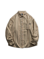 懐かしいストライプ柄と柔らかなフリース裏地付きの暖かいシャツ。ルーズフィットとドロップショルダー仕様。
