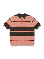 原糸染めのマルチストライプ柄とドロップショルダーが特徴のハイゲージニットポロシャツ。クラシックな三つボタン仕様で夏も快適。