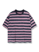 ダメージ加工が施された襟と袖口が特徴のストライプラウンドネック半袖Tシャツ。