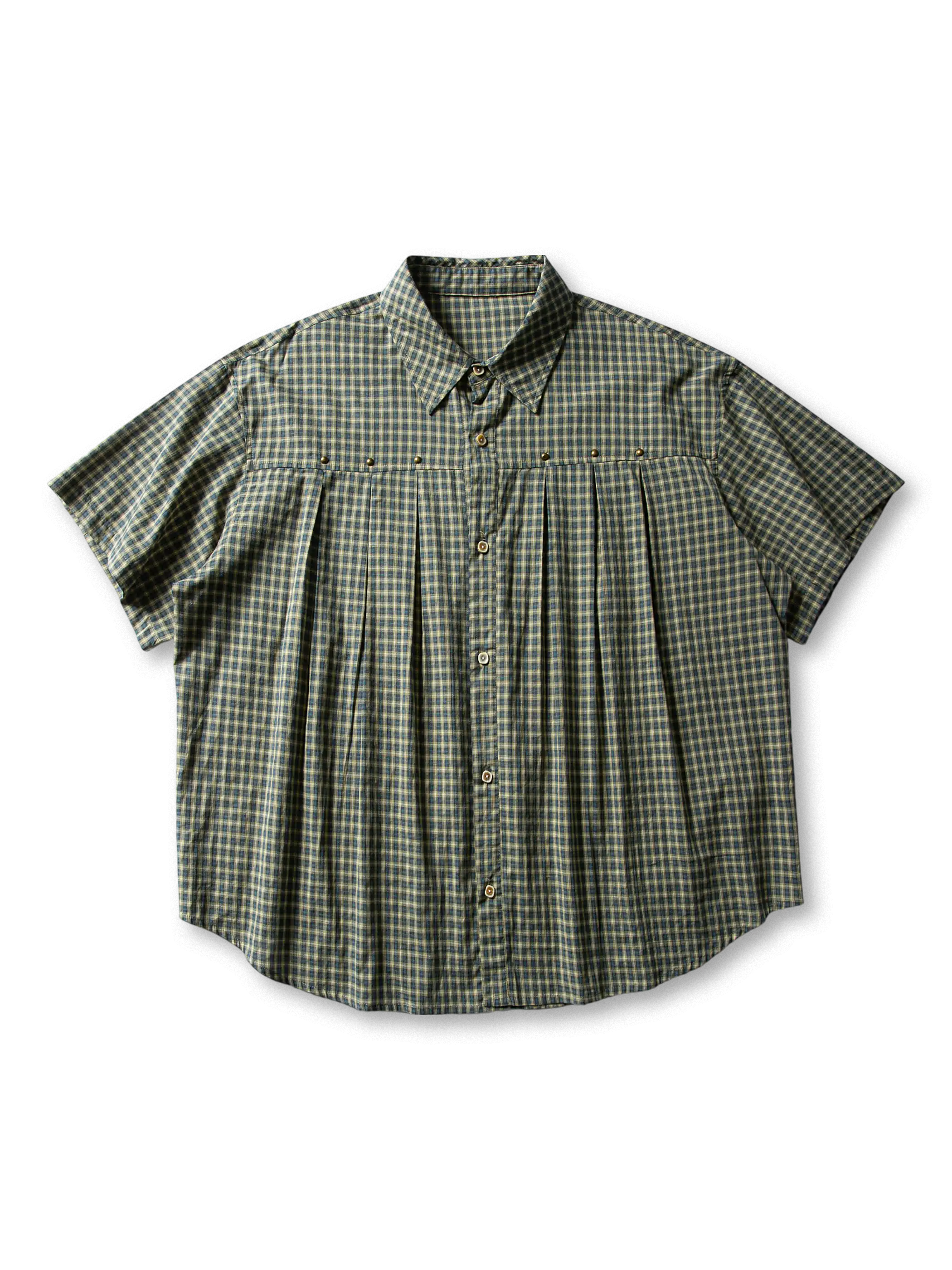 メタルスタッズとプリーツヨークが映えるグリッドチェックシャツ