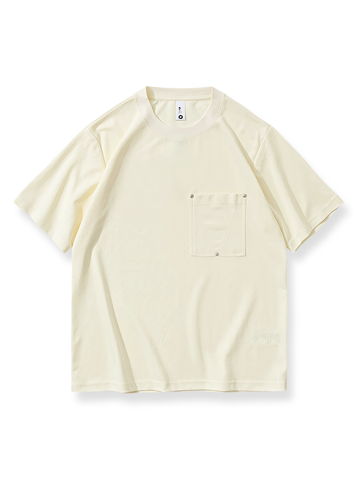 胸元にスタッズをあしらった無地の半袖Tシャツ。