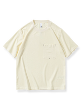 胸元にスタッズをあしらった無地の半袖Tシャツ。