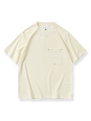 胸元にスタッズをあしらった無地の半袖Tシャツ。