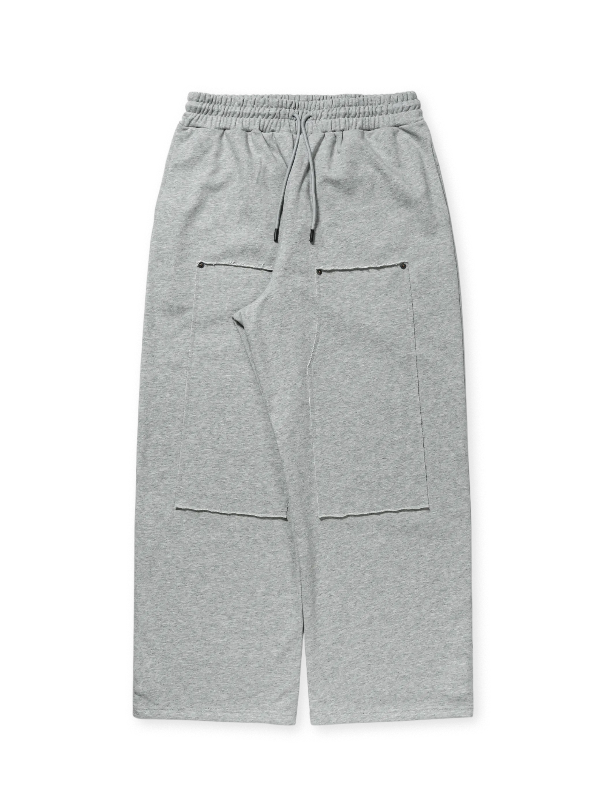 ドローコード付きのフィット調整可能なウエストと裾、切りっぱなしパッチとスタッズがアクセントのスウェットパンツ。