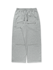 ドローコード付きのフィット調整可能なウエストと裾、切りっぱなしパッチとスタッズがアクセントのスウェットパンツ。